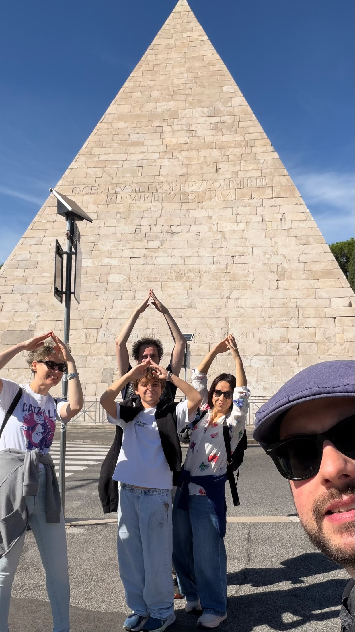 Alla Piramide, con le braccia a triangolo.