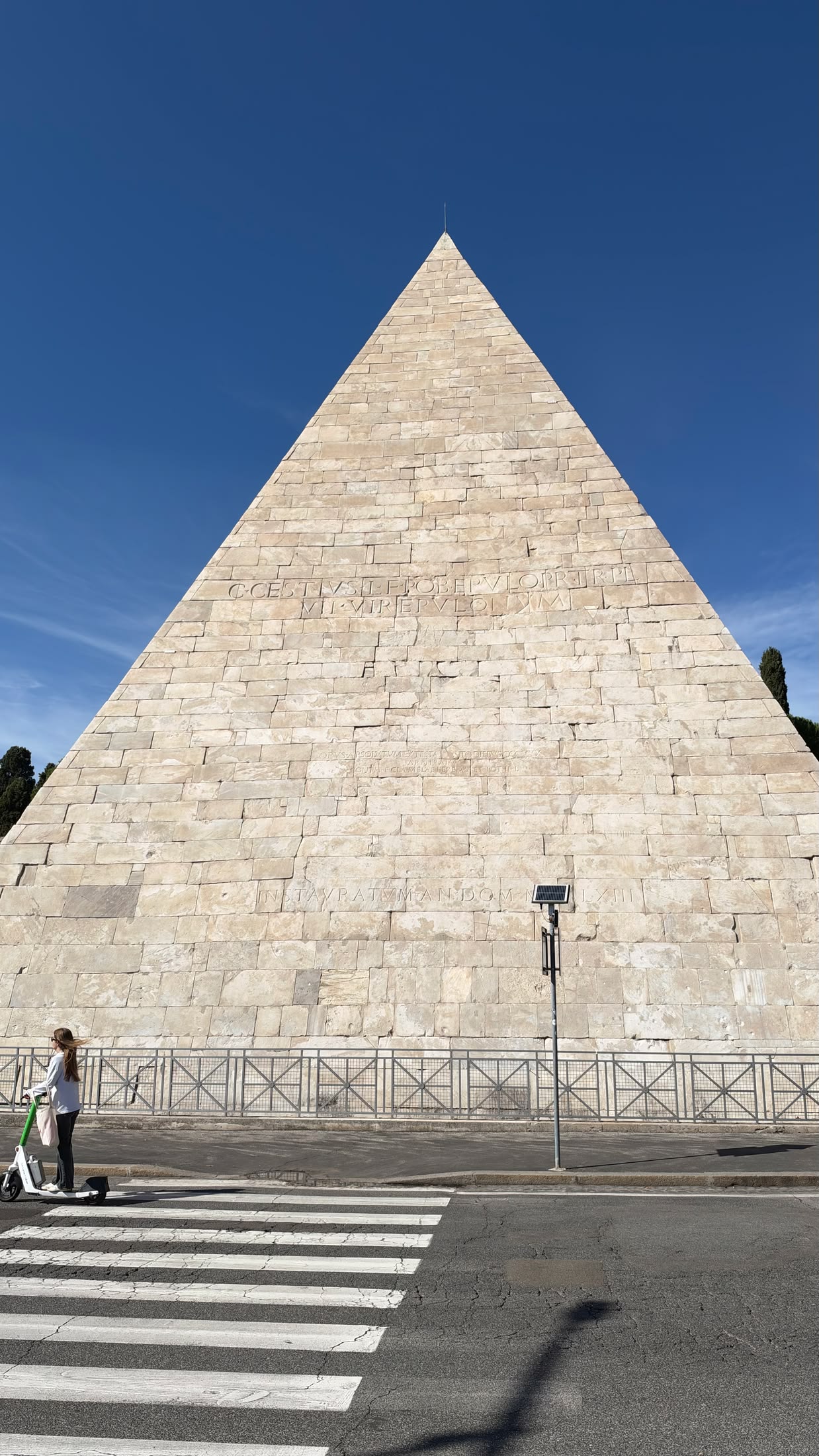 La Piramide Cestia, la tomba di Caio Cestio, contro il cielo di mezzogiorno.