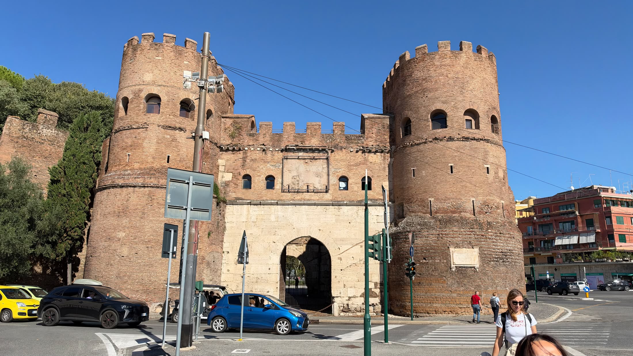 Porta San Paolo, l'antica Porta Ostiense, con le sue due torri merlate.