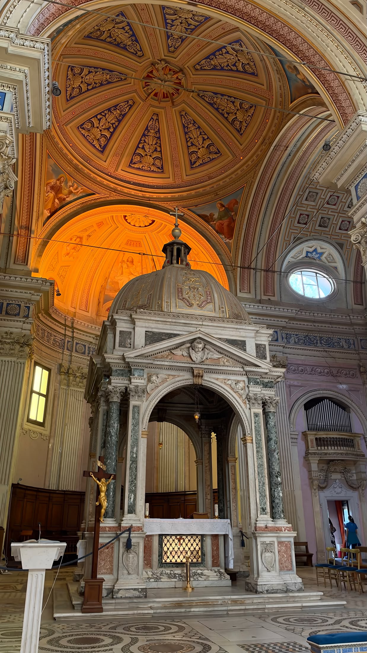L'altare maggiore di Sant'Alessio, sotto il suo tempietto di marmi.