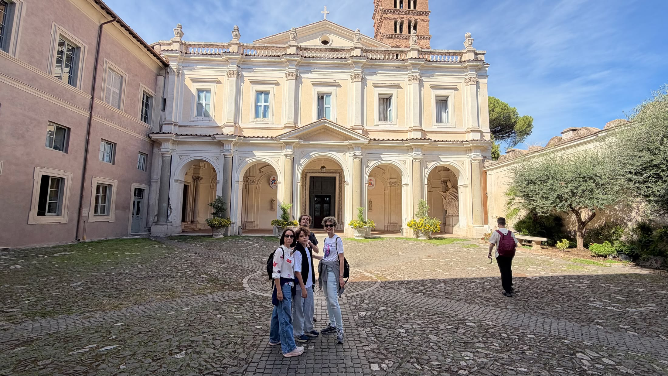 Il cortile di Sant'Alessio, con il campanile romanico dietro la facciata.