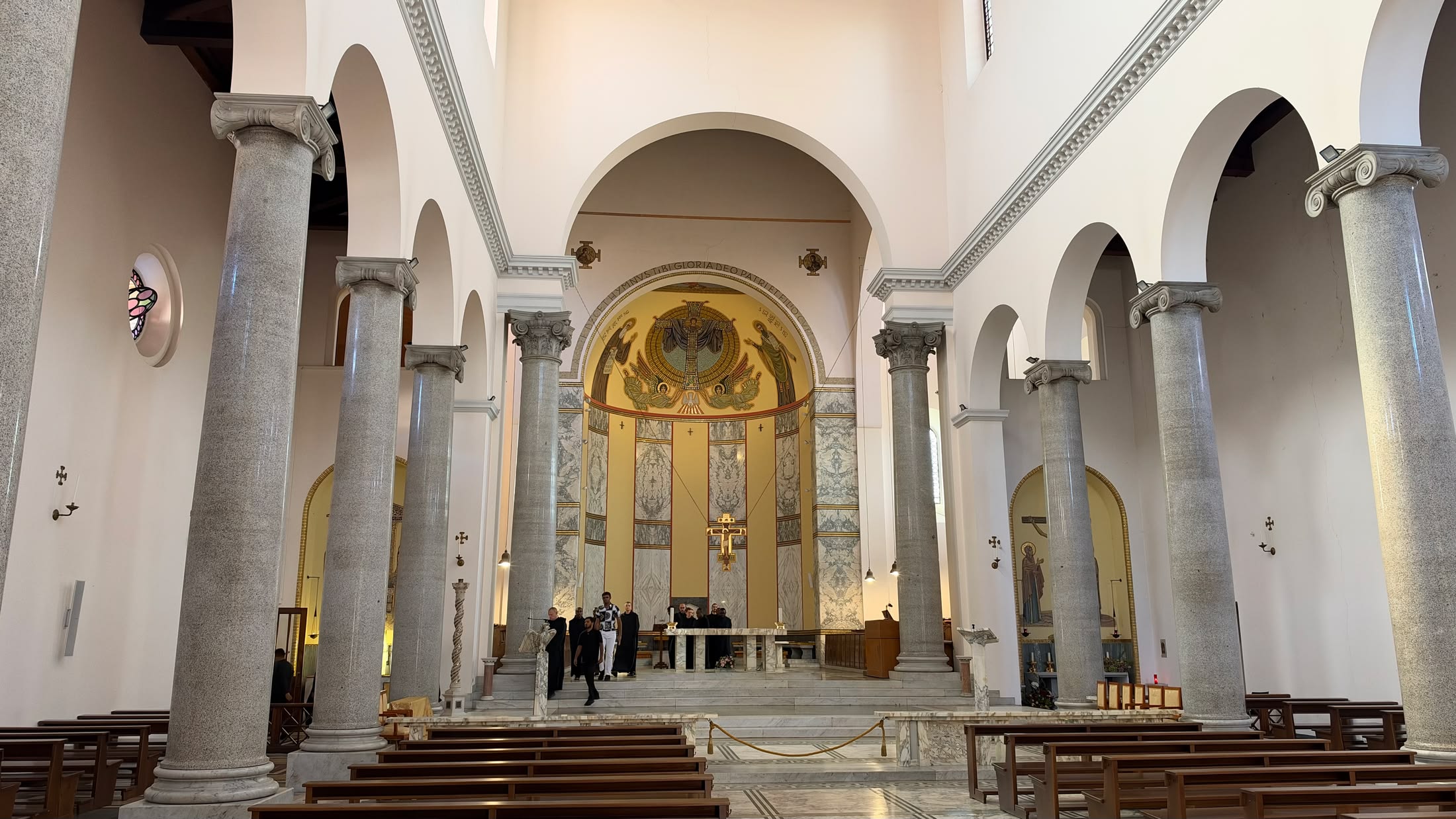 Dentro Sant'Anselmo: colonne di granito e l'abside d'oro.