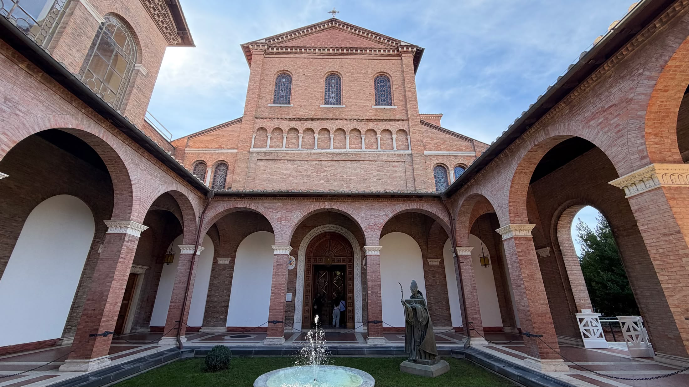 Sant'Anselmo all'Aventino: il quadriportico, la fontana e la facciata neoromanica.
