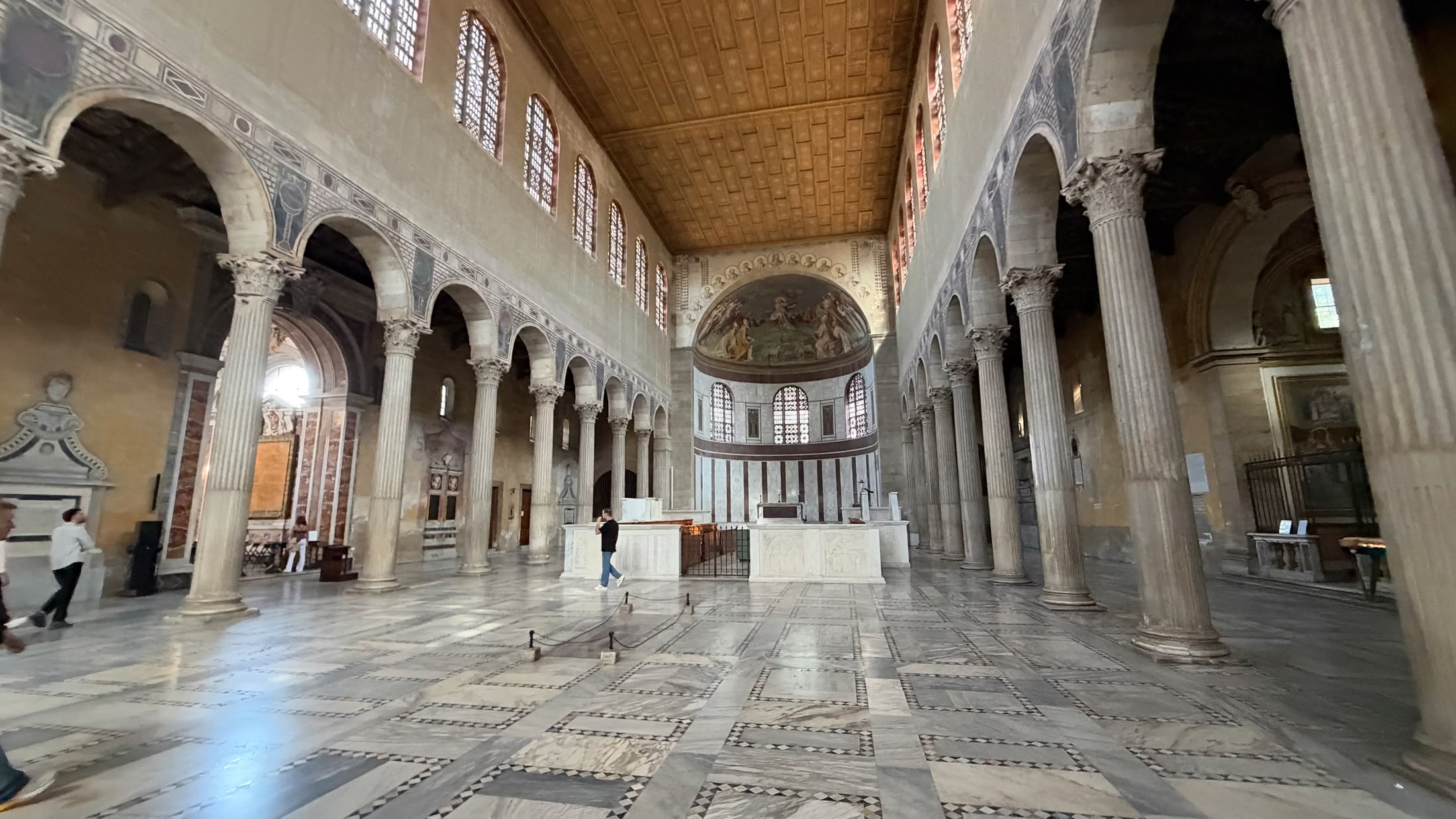 Santa Sabina: la navata del V secolo, le colonne corinzie e il pavimento di marmi.