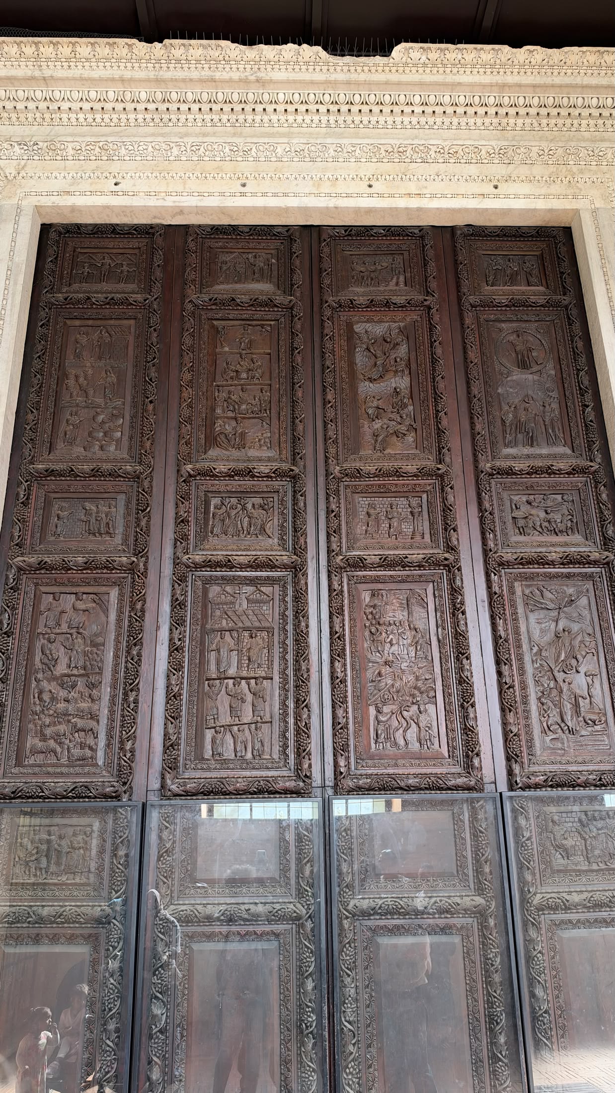 Il portone di cipresso di Santa Sabina, antico quanto la chiesa.