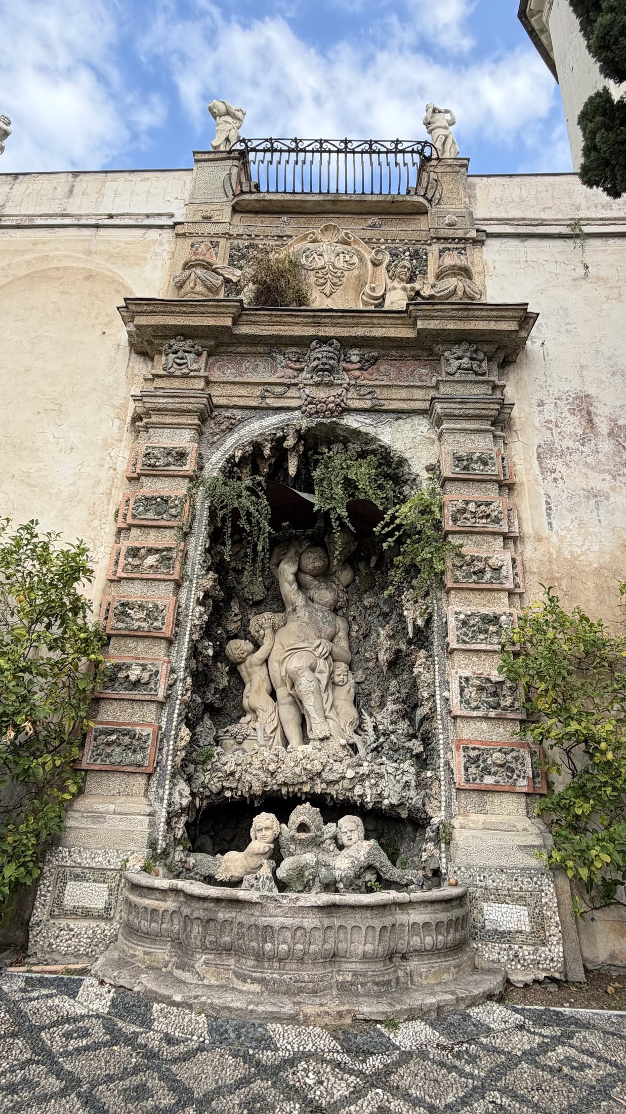 Una delle grotte del giardino, con le figure mitologiche fra rocce e conchiglie.