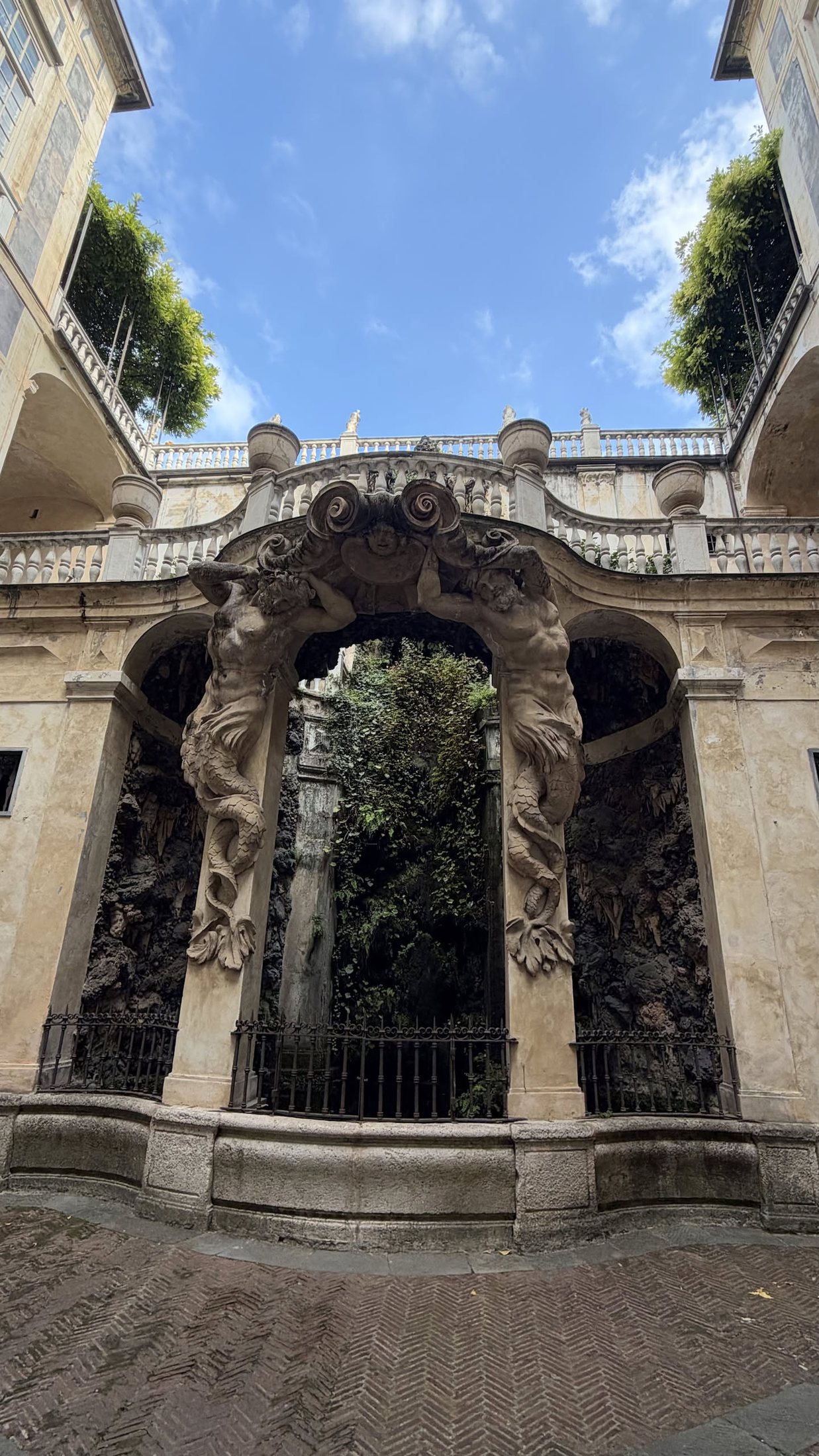 Il ninfeo di Domenico Parodi in fondo al cortile di Palazzo Nicolosio Lomellini.