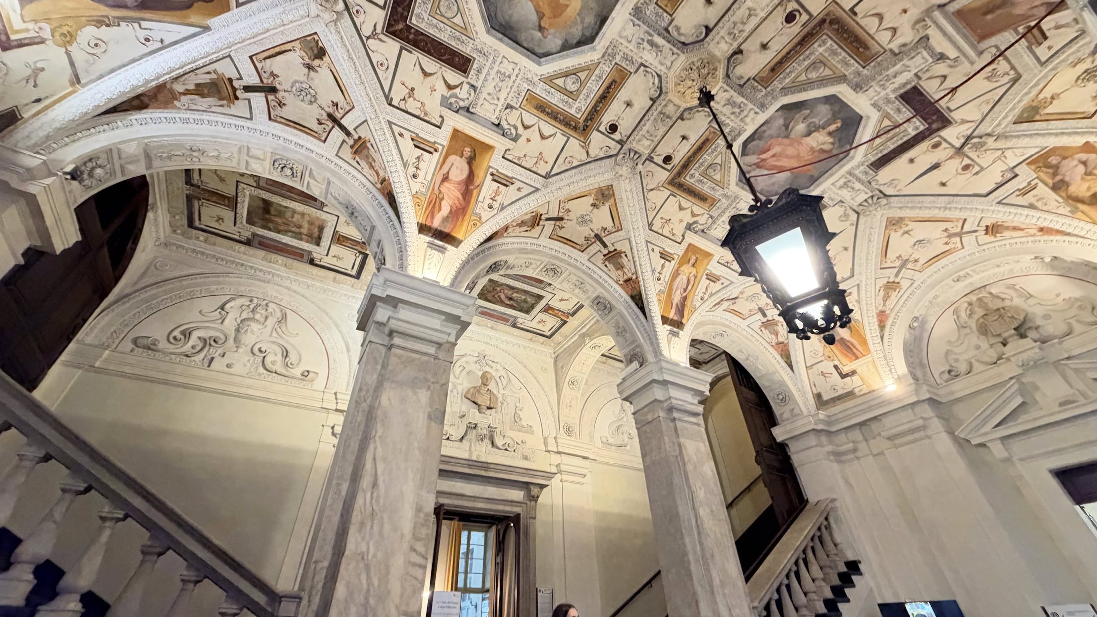 L'atrio di Palazzo Tobia Pallavicino, con le volte dipinte a grottesche.