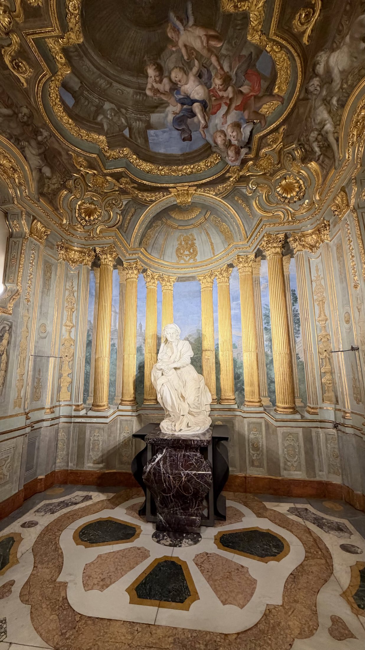 La cappella con le architetture dipinte e la Madonna di Puget (copia).