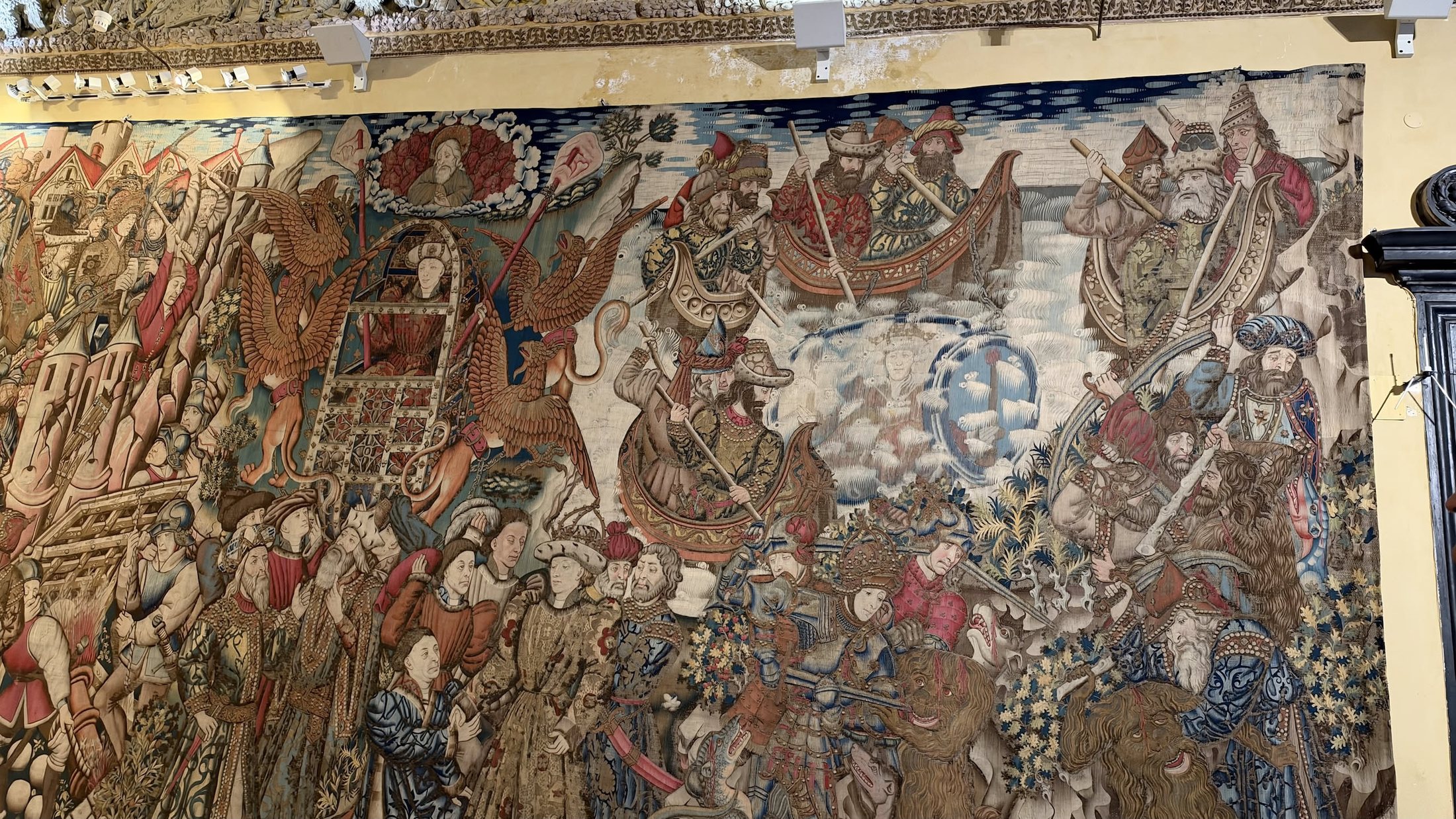 L'arazzo di Tournai con le storie di Alessandro Magno, che vola sul carro dei grifoni.