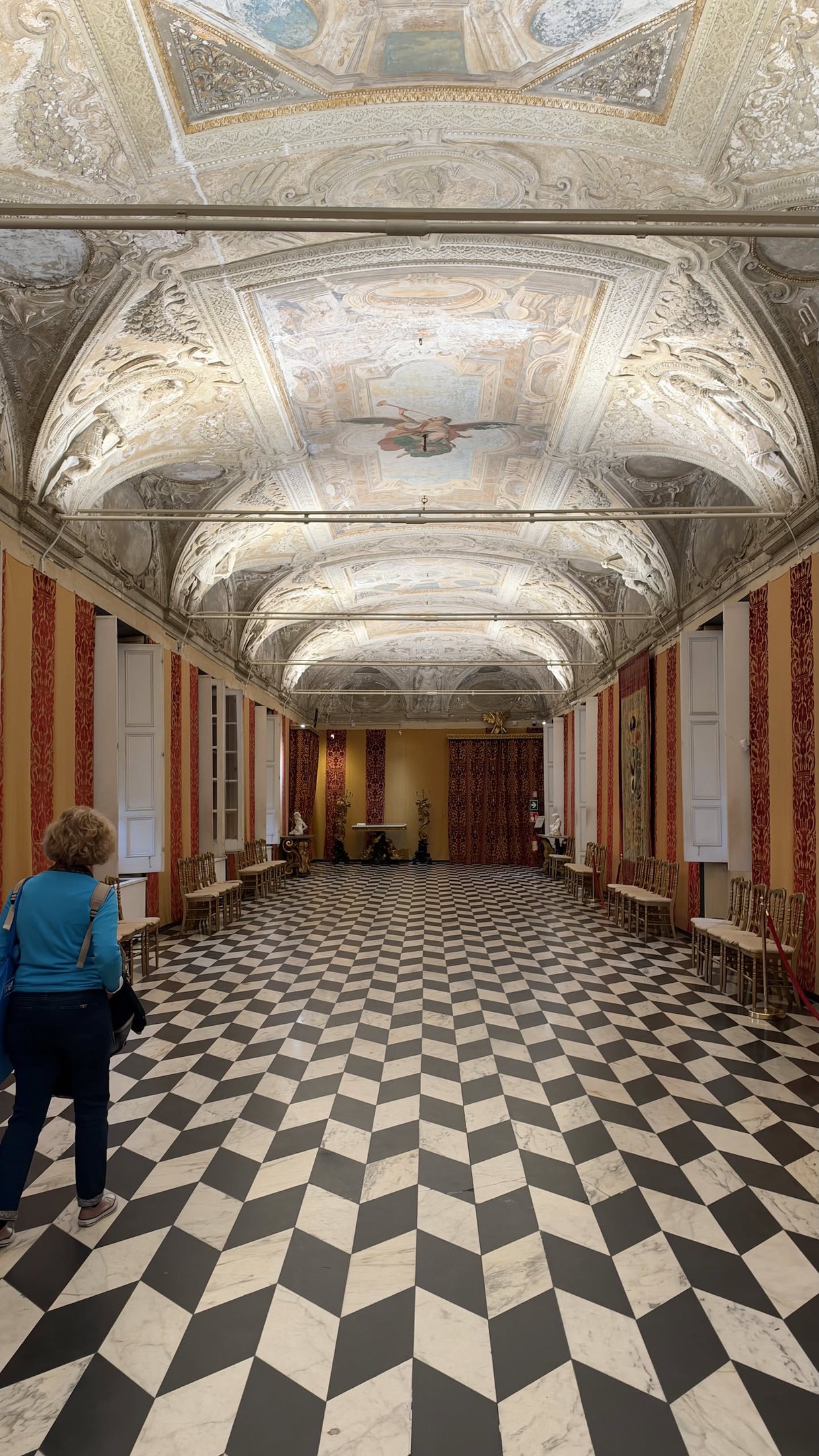 La Galleria Aurea, bianca e oro, con il pavimento a scacchi.