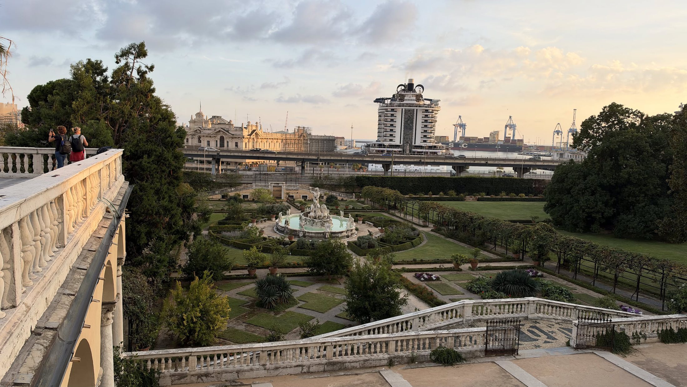 Il giardino del Principe al tramonto, con la fontana del Nettuno.