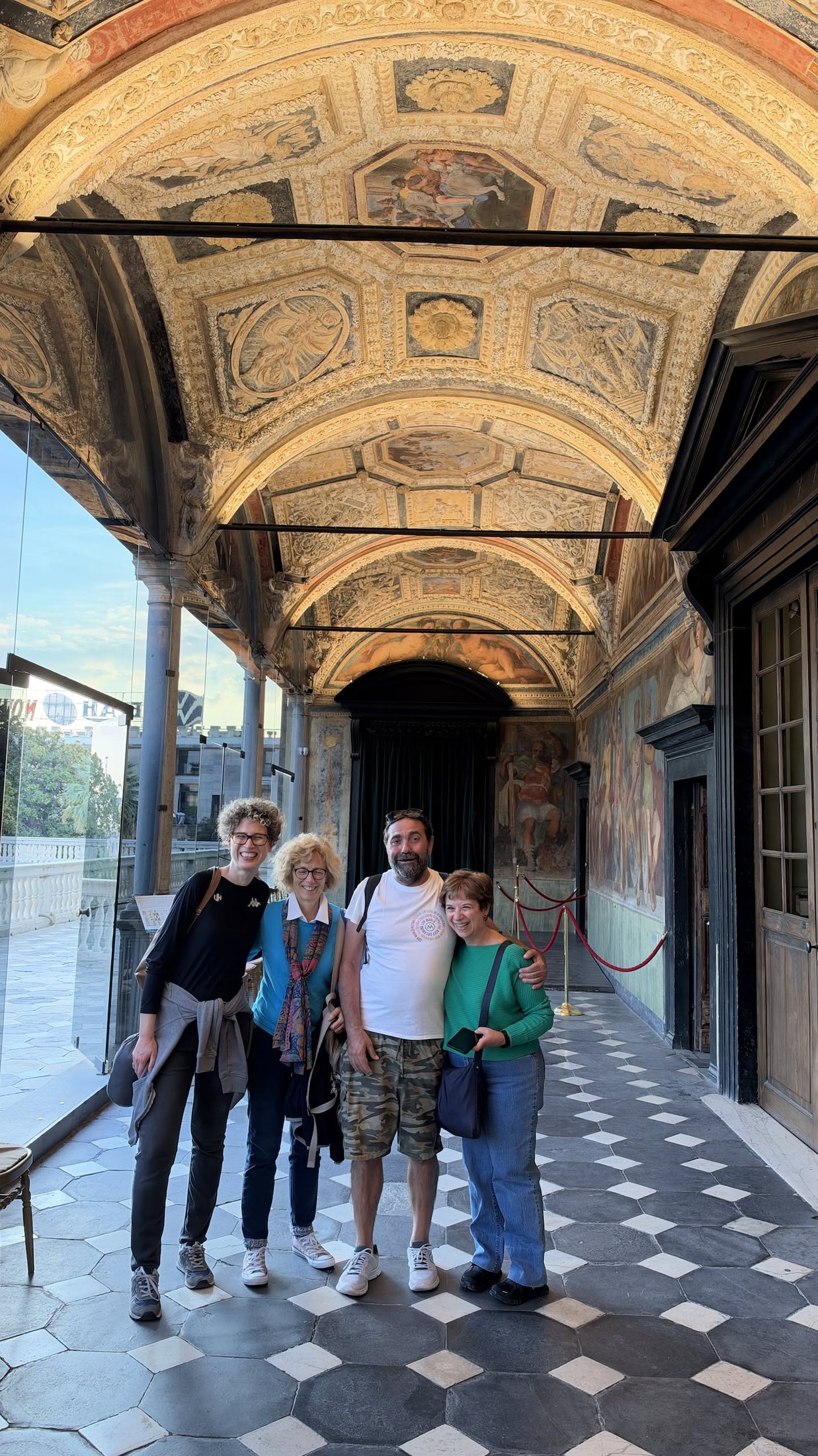 Tutti e cinque nella Loggia degli Eroi, a Palazzo del Principe.