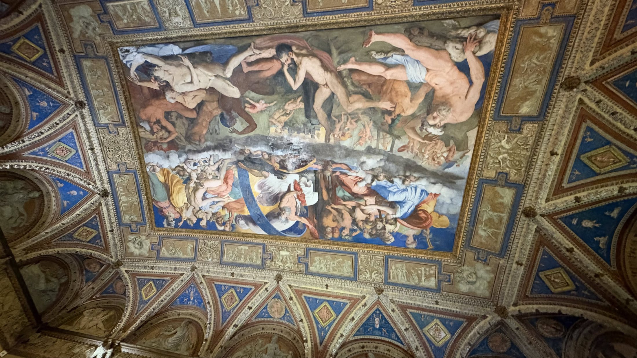 Giove fulmina i giganti: il soffitto di Perin del Vaga nella Sala dei Giganti.