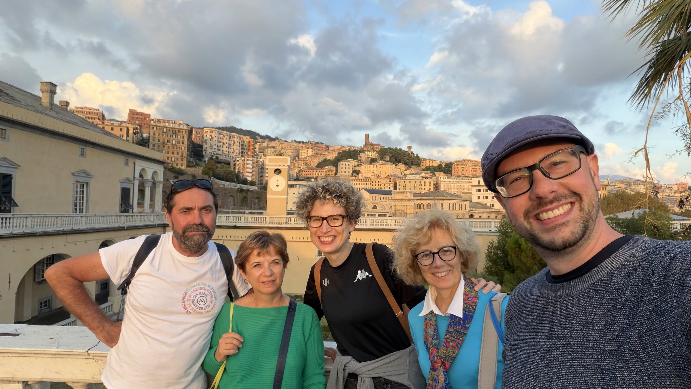 Tutti insieme sulla terrazza del Principe, col sole che cala sulla città.