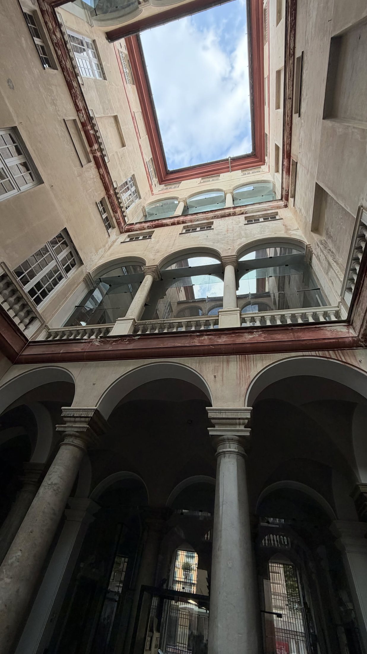 Il cortile di Palazzo Rosso visto dal basso, fino al cielo.