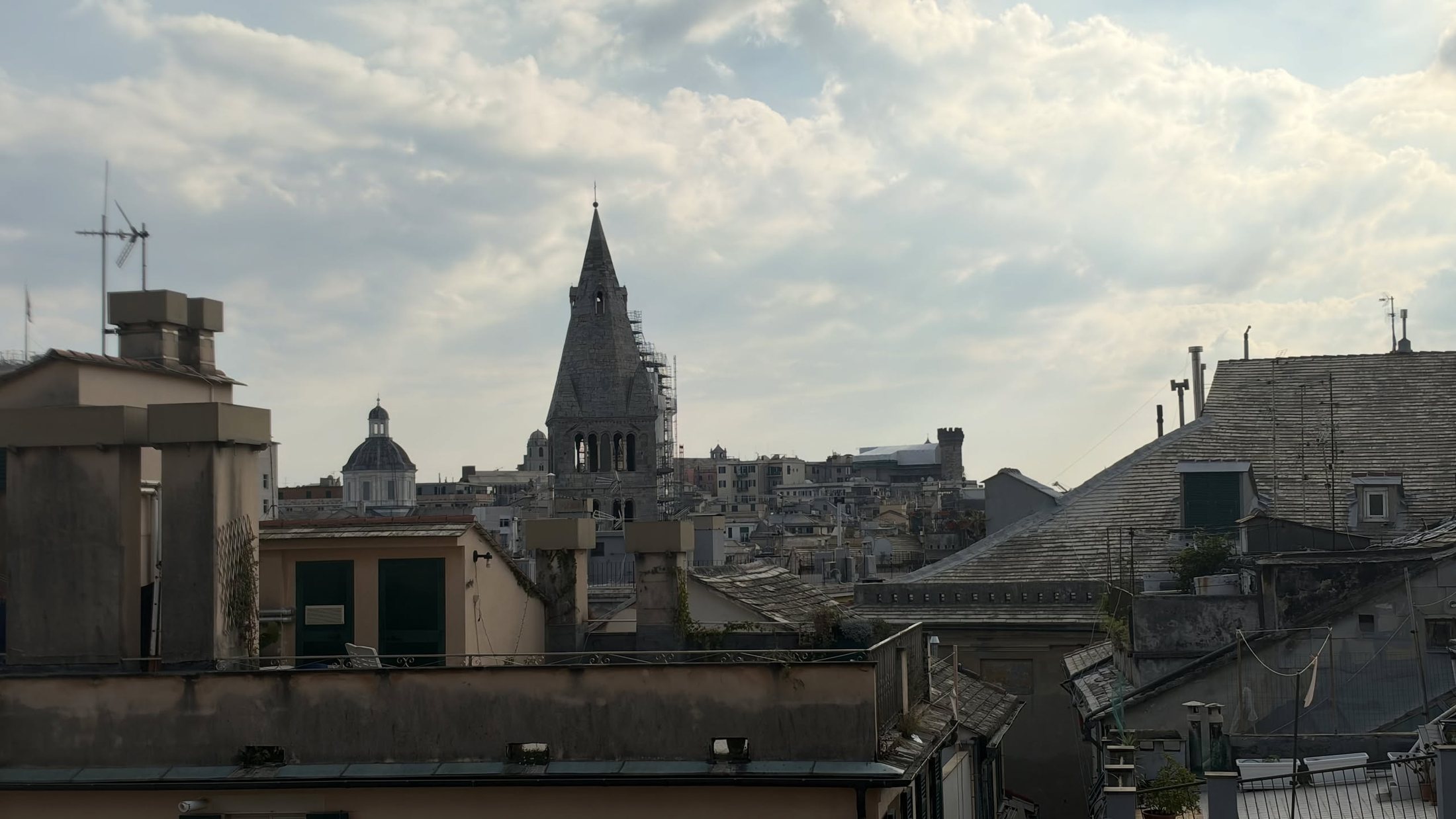 Dall'alto di Palazzo Rosso, i tetti di Genova e i campanili.