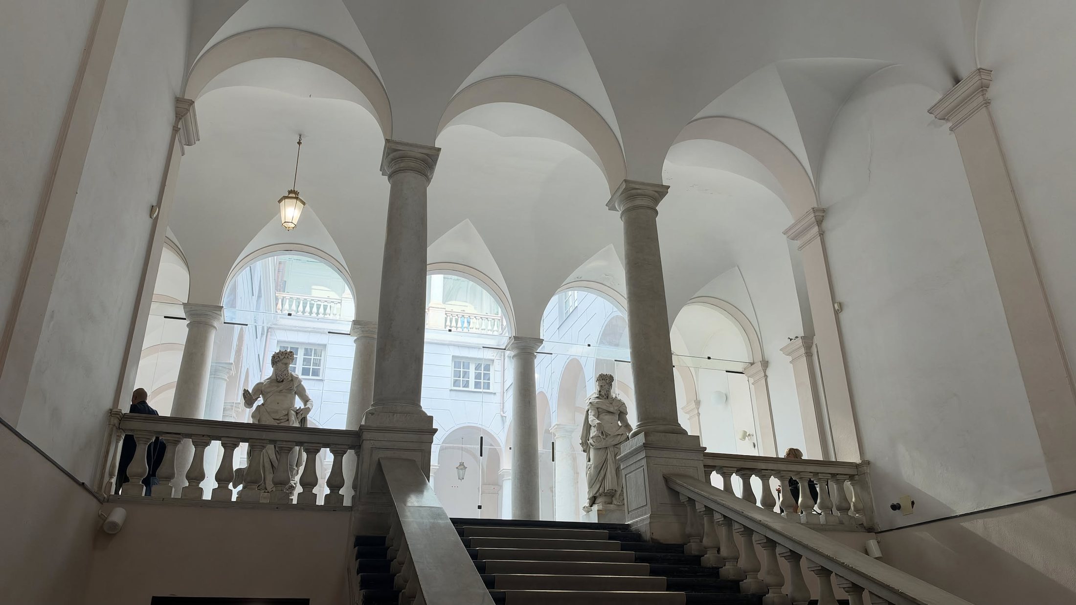Il cortile a logge di Palazzo Tursi, con lo scalone e le statue.