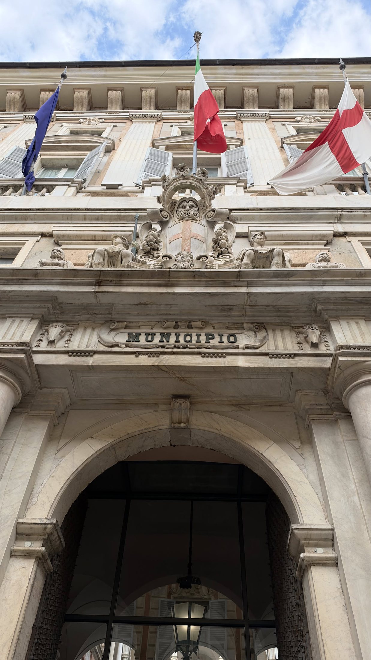 Il portone di Palazzo Doria Tursi, il Municipio, con le bandiere.