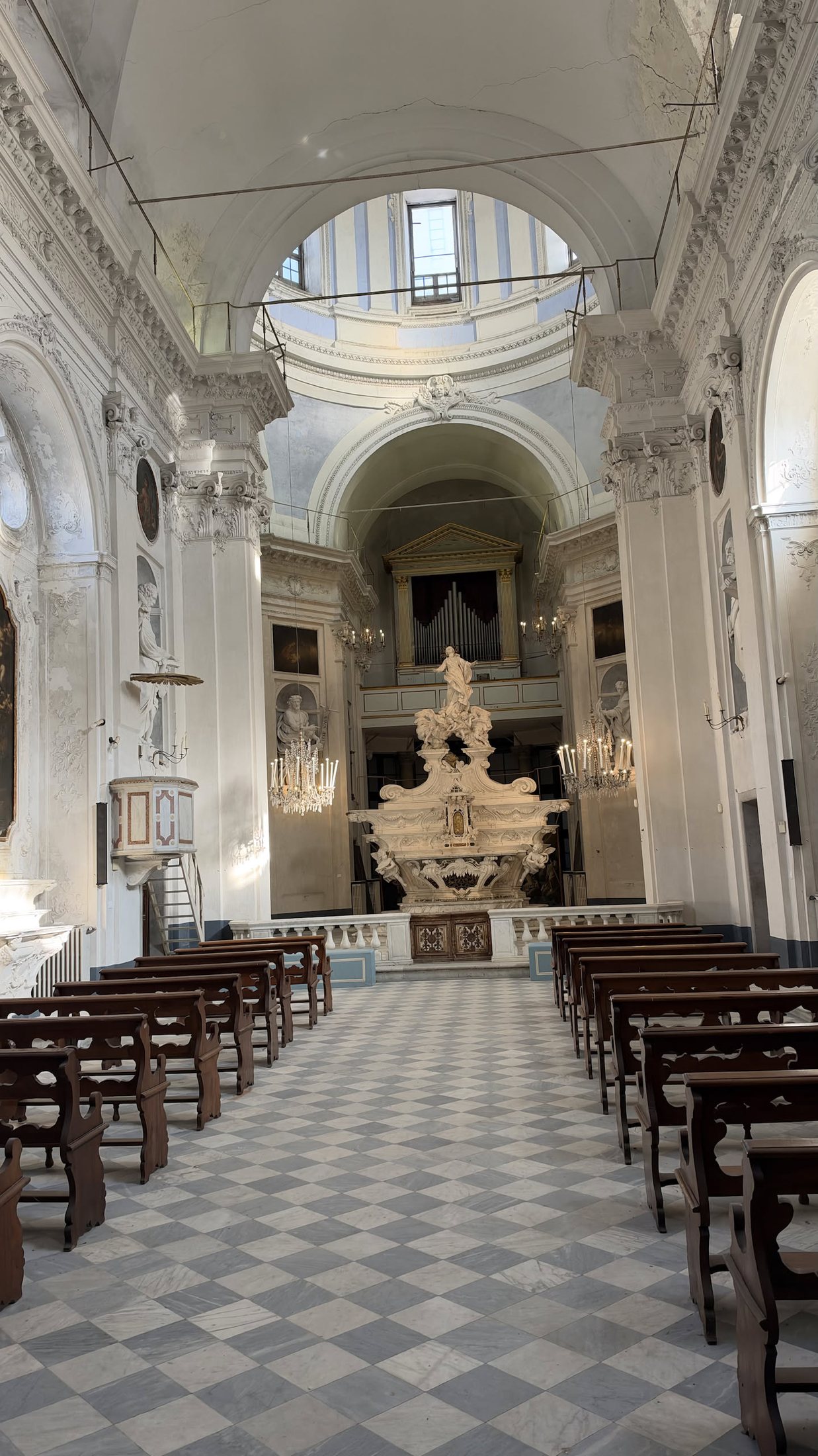 La chiesa, al centro dell'edificio: la navata e l'altare in fondo.
