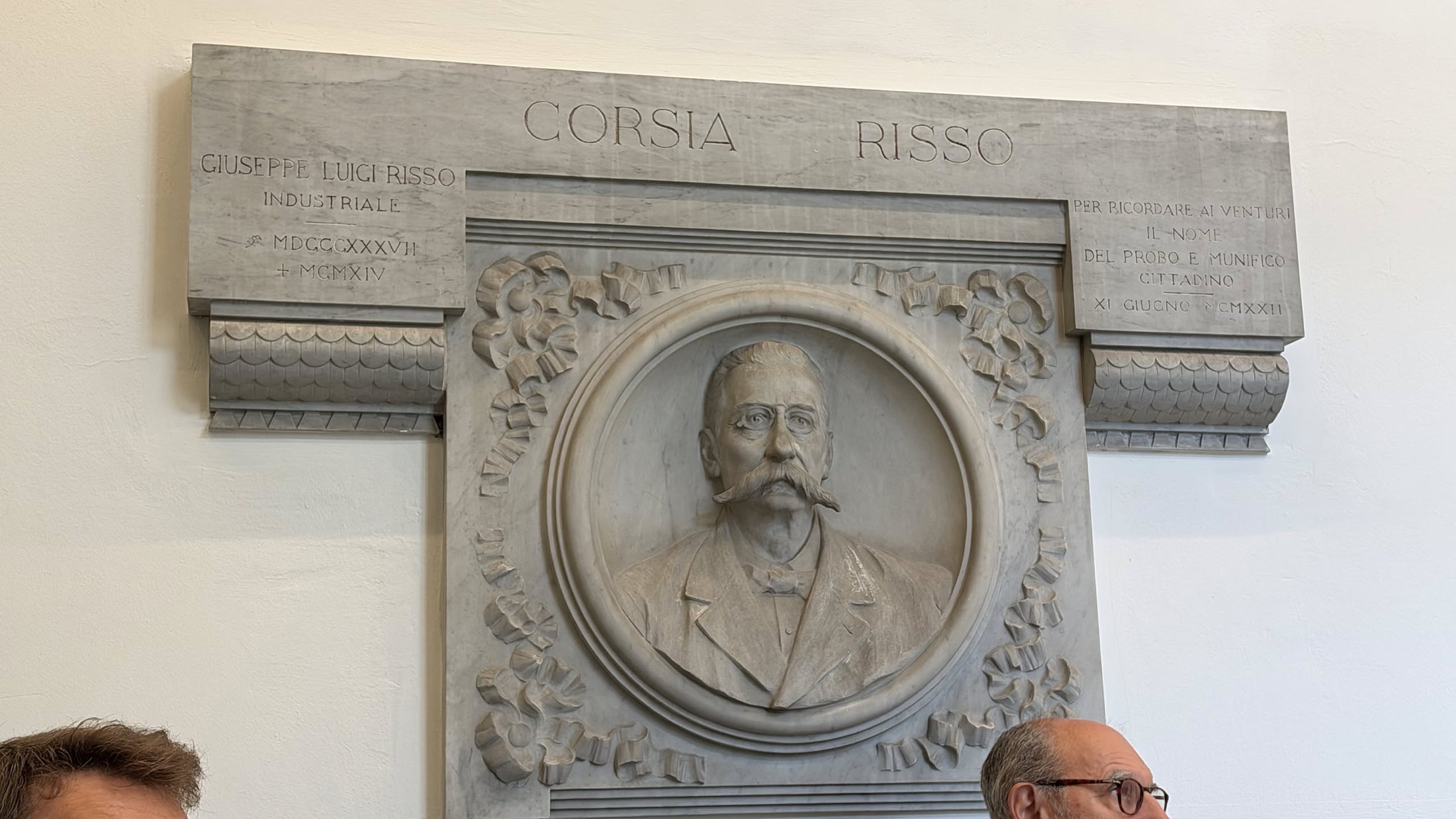 La Corsia Risso, intitolata a Giuseppe Luigi Risso, «industriale», «probo e munifico cittadino».