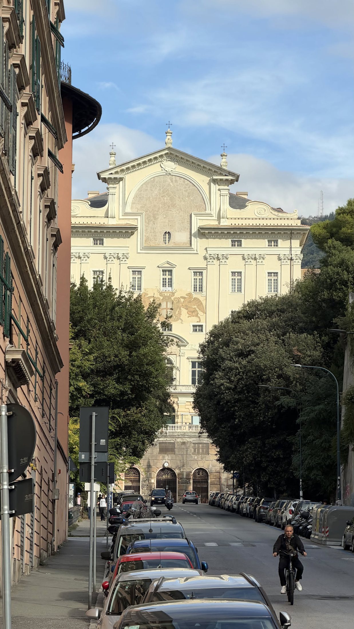 Usciti, ci siamo voltati: la facciata dell'Albergo in fondo al viale, fra i lecci.