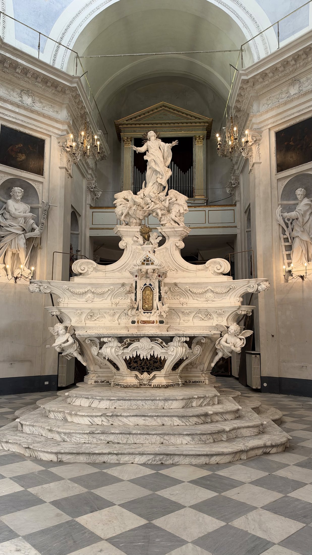 L'altare maggiore, con l'Immacolata di Pierre Puget che si alza fra gli angeli.