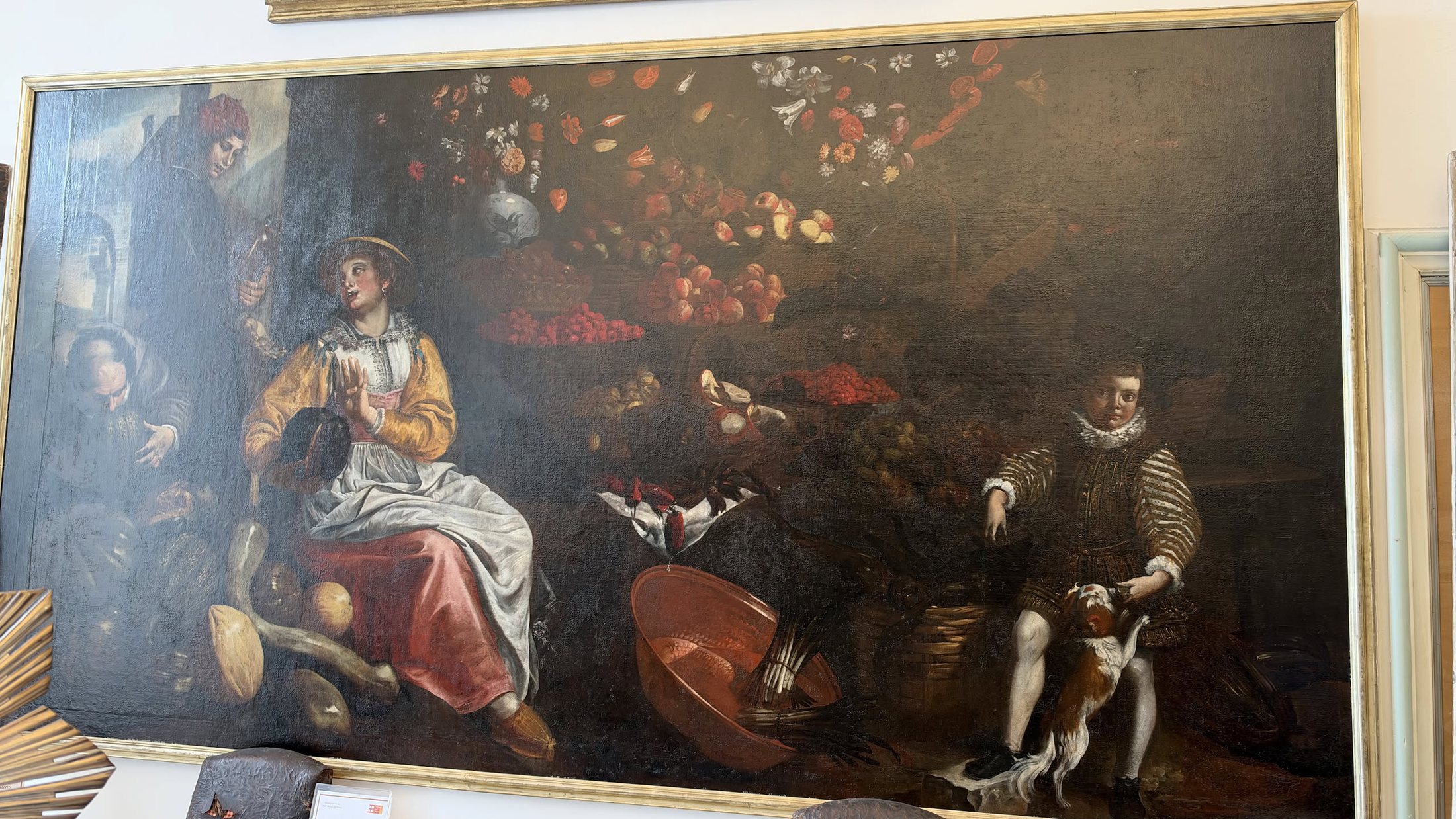 Una delle tele dell'Albergo: una donna, un gentiluomo, un cane e tutta la frutta del mondo.