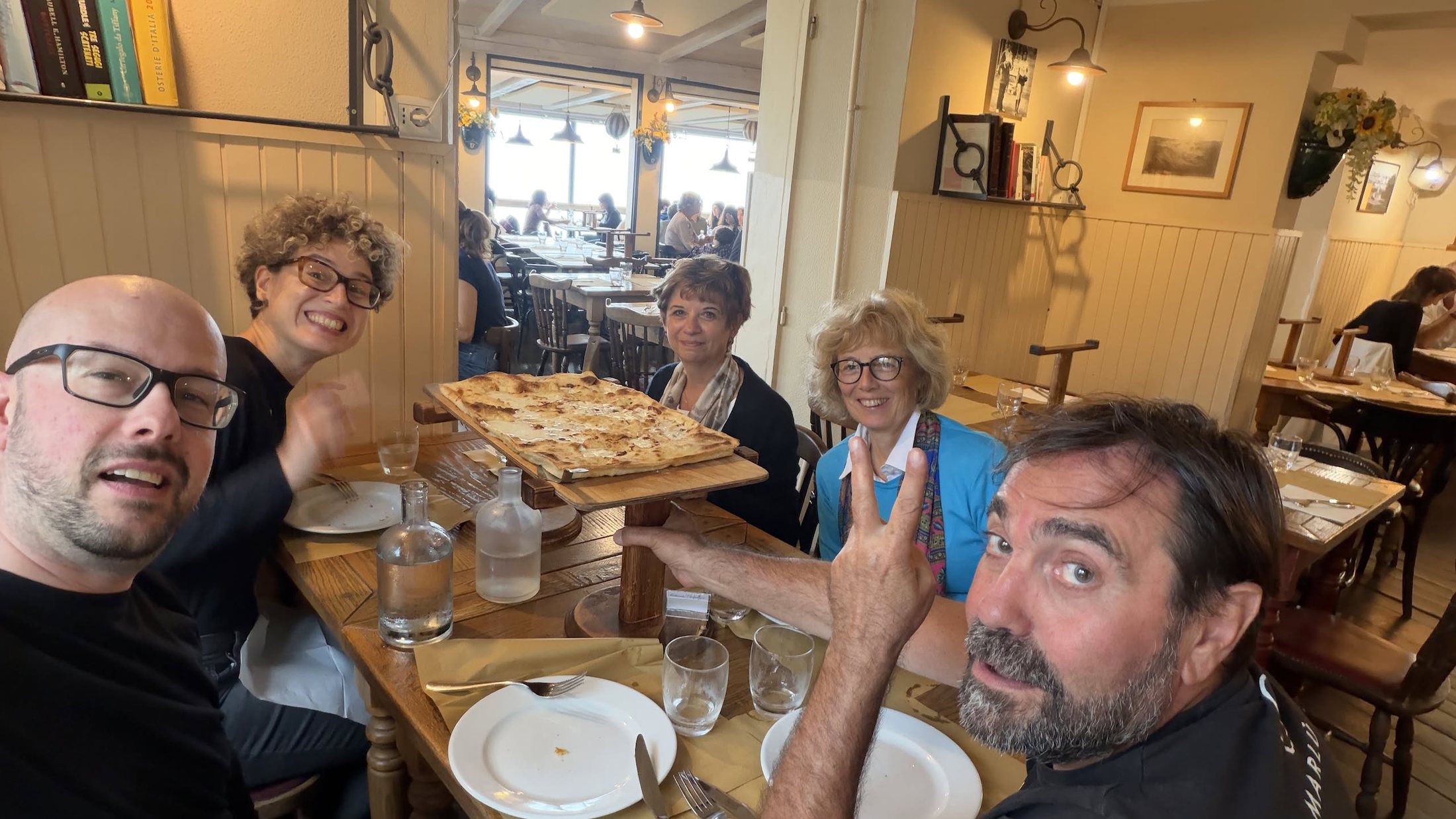 La tavolata del Montallegro, con la prima teglia già in tavola.