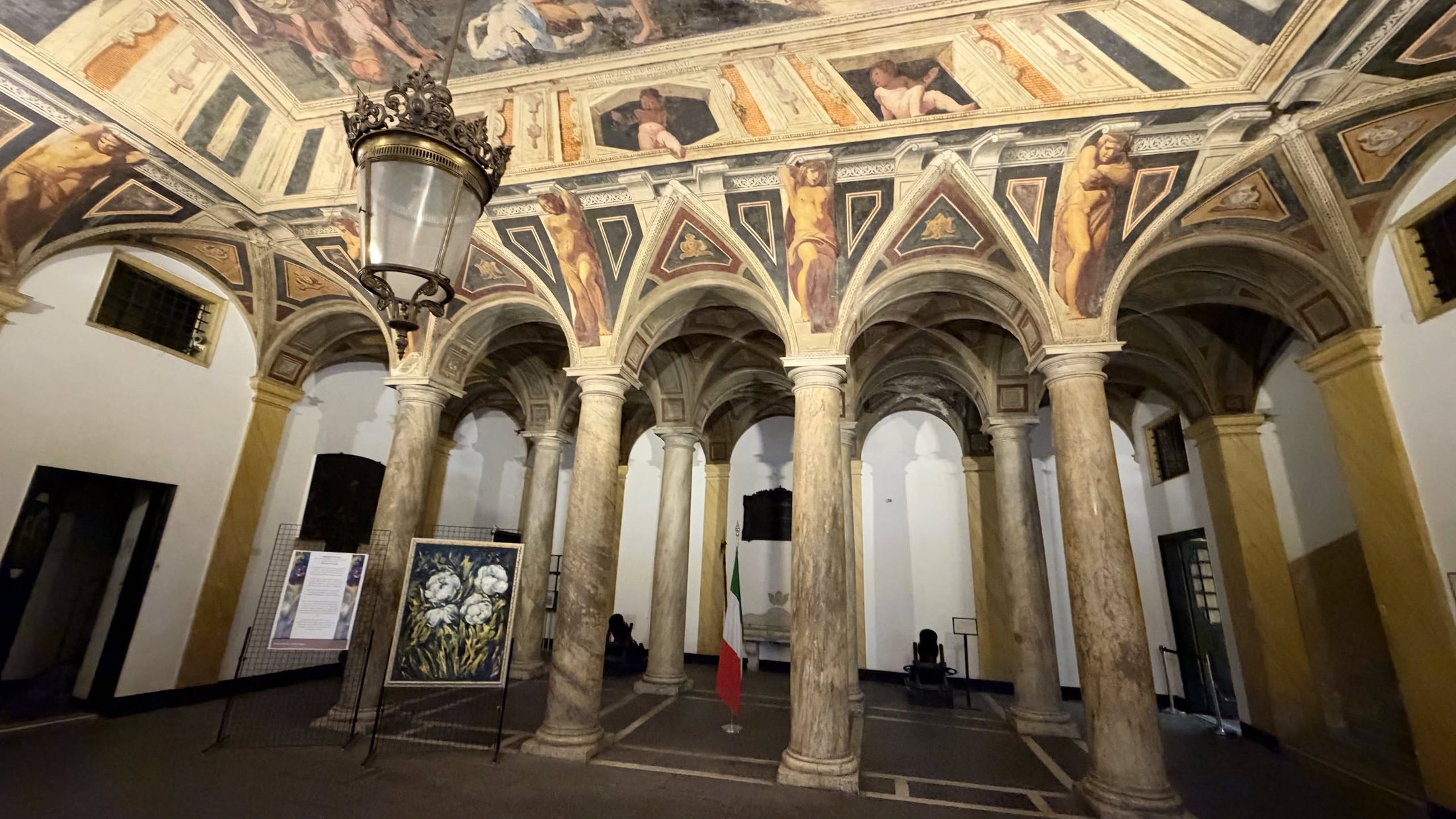 La loggia di un palazzo aperto per i Rolli: colonne binate e affreschi fin sotto le volte.
