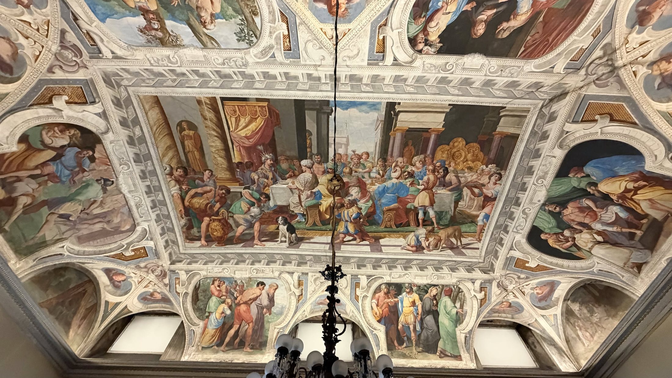 E sopra la testa, la volta tutta dipinta.