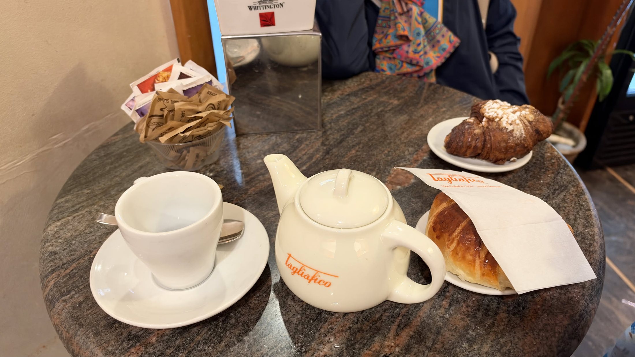 Colazione da Tagliafico: tè, cappuccino e due brioche, una alle mandorle.