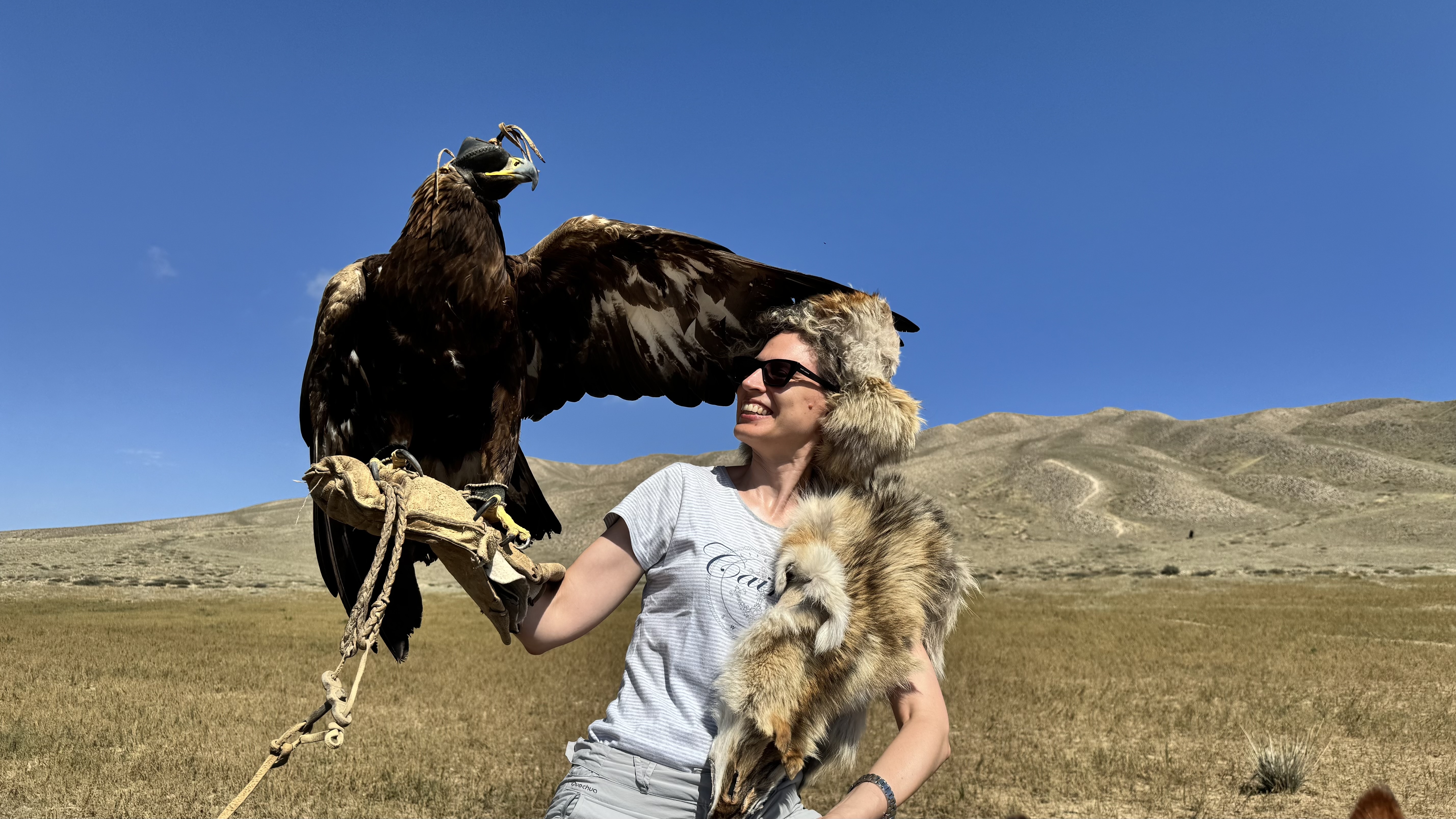 Sabri, un cavallo, un colbacco e un'aquila reale che apre le ali.